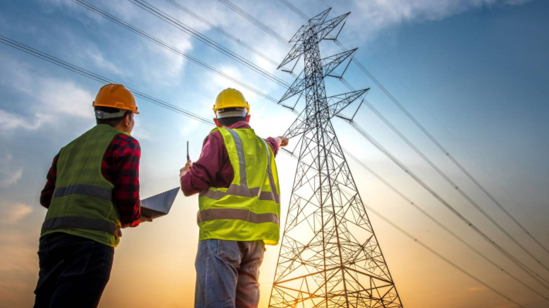 عاملون في مجال الكهرباء