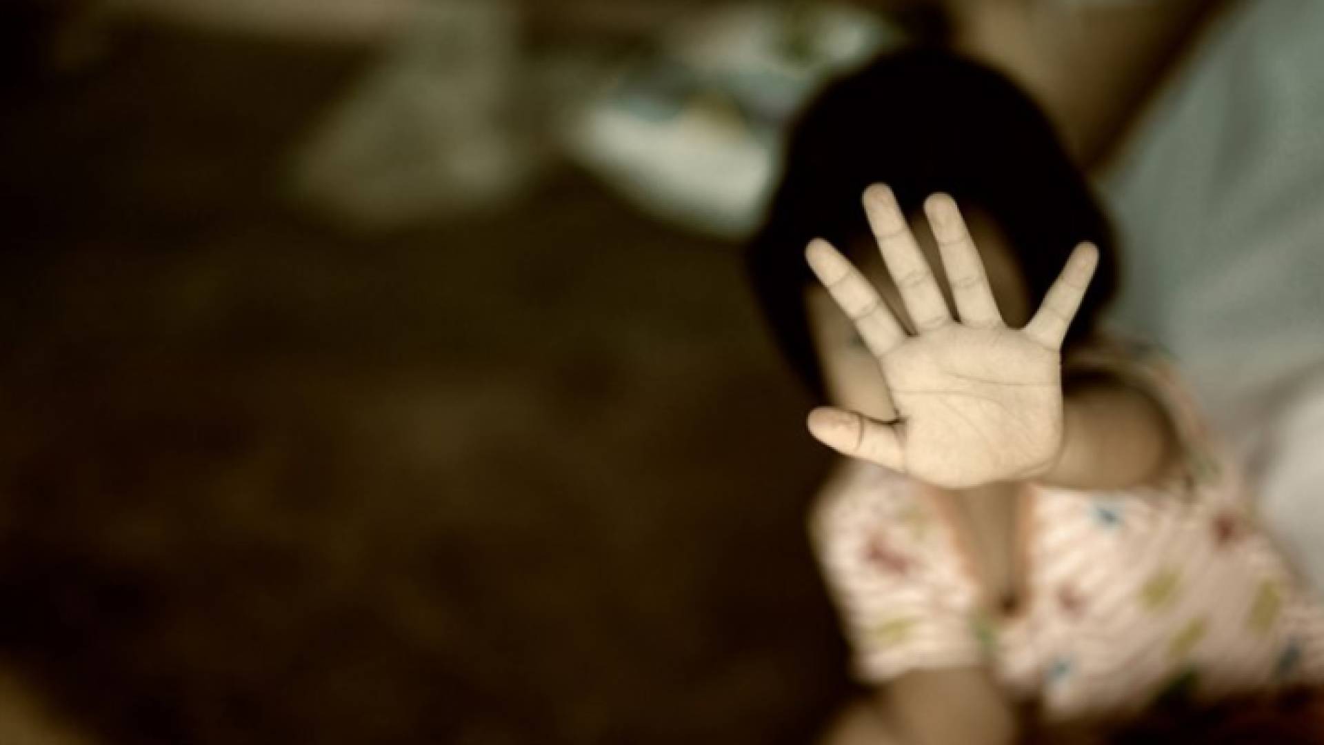 صورة تعبيرية لطفلة تتعرض للضرب