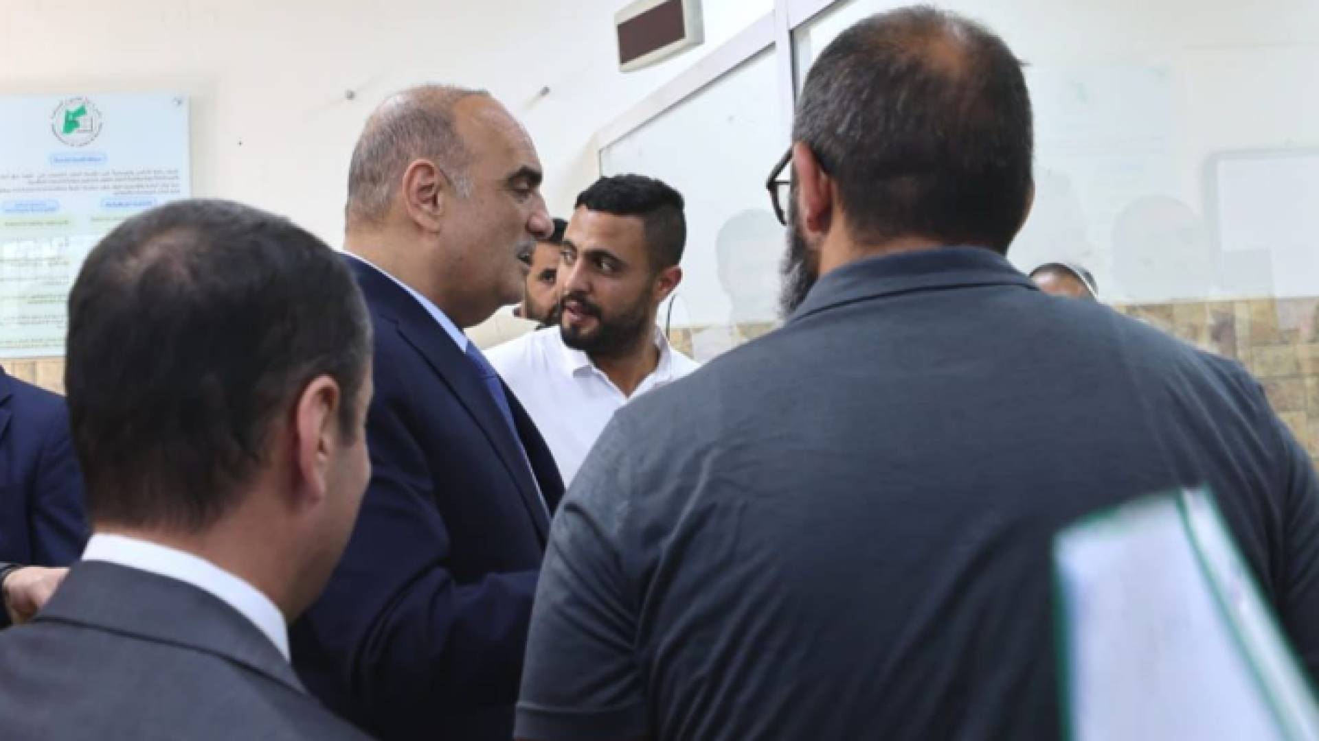 الصورة من زيارة الخصاونة لدائرة الأراضي والمساحة