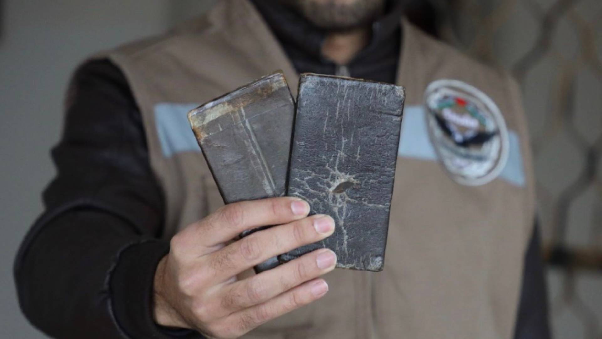 شرطي من مكافحة المخدرات الفلسطينية أثناء ضبط الحشيش