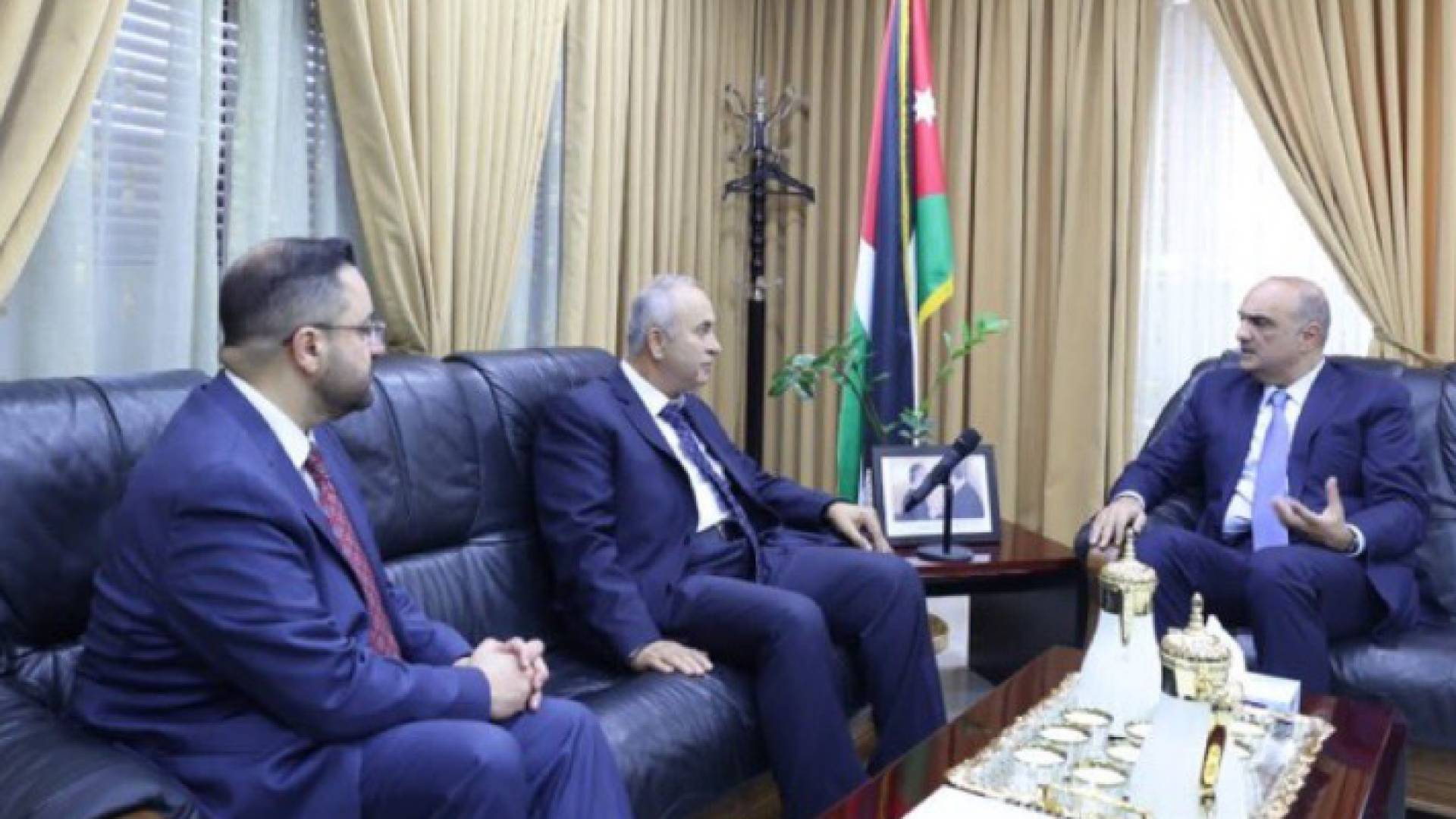 رئيس الوزراء بشر الخصاونة إلى جانب مدير دائرة الدخل والمبيعات ووزير المالية