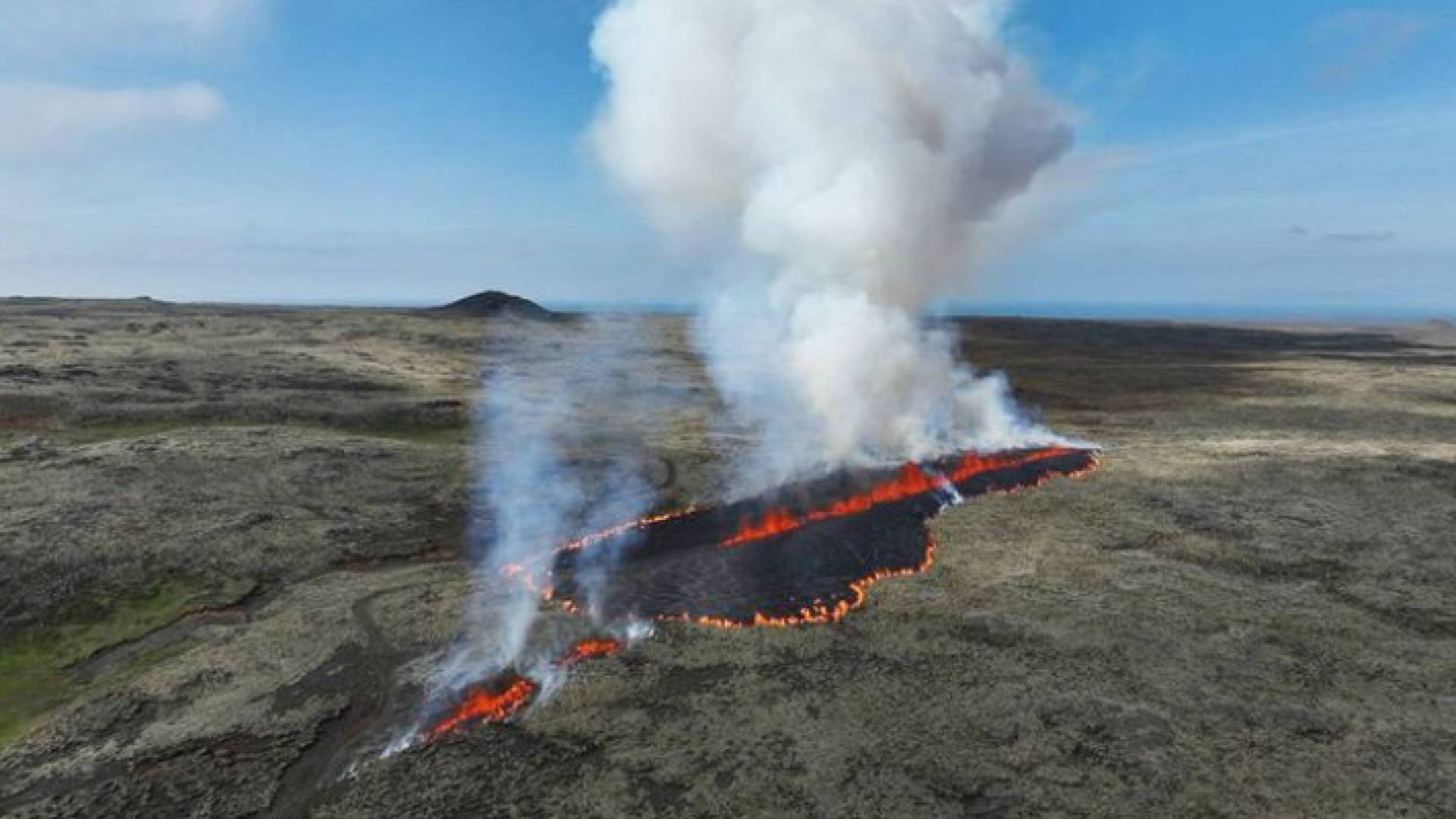 لقطة من ثوران البركان