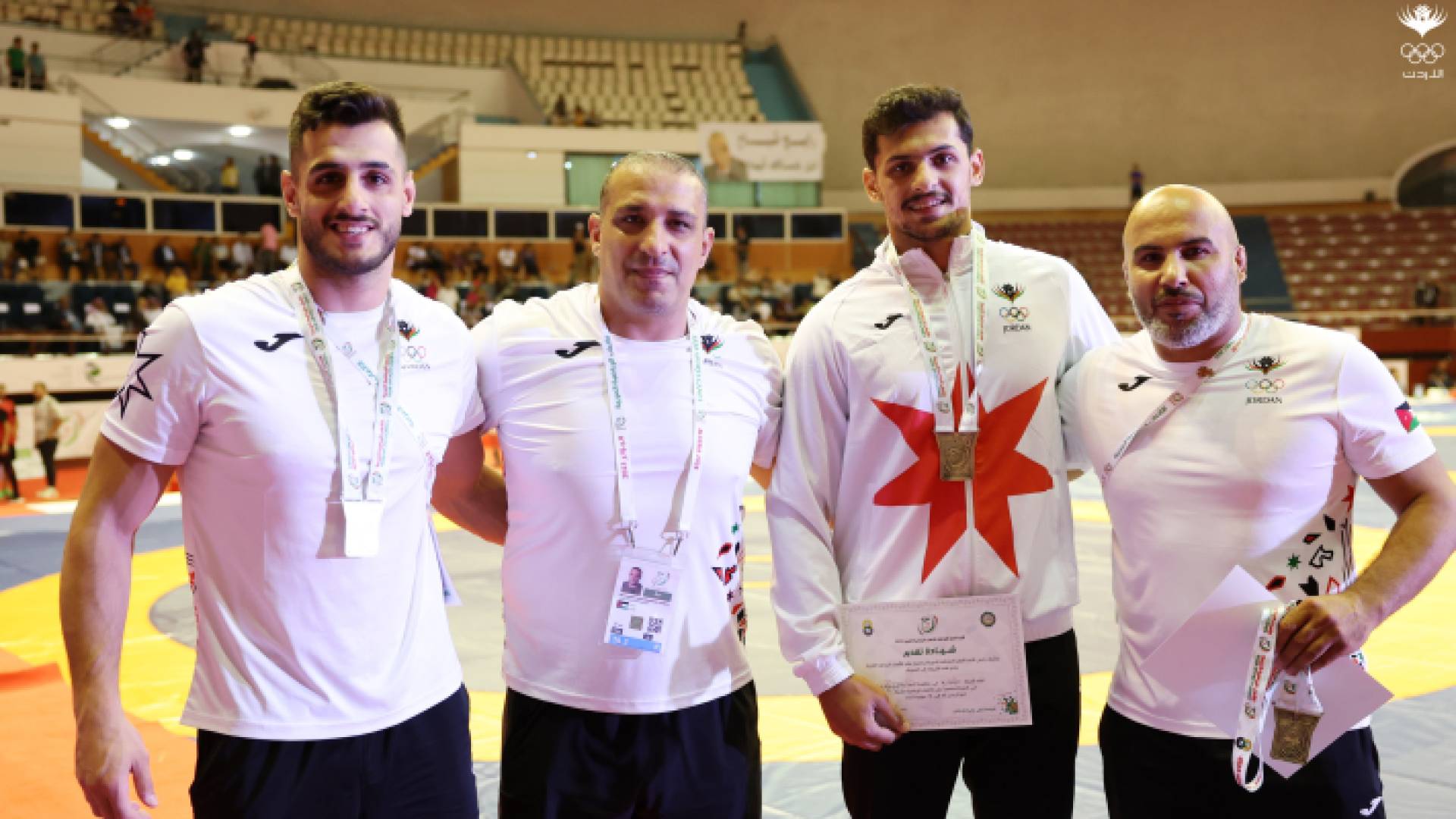 اللاعبان أورتس شاميل ويحيى أبو طبيخ أثناء تتويجهما