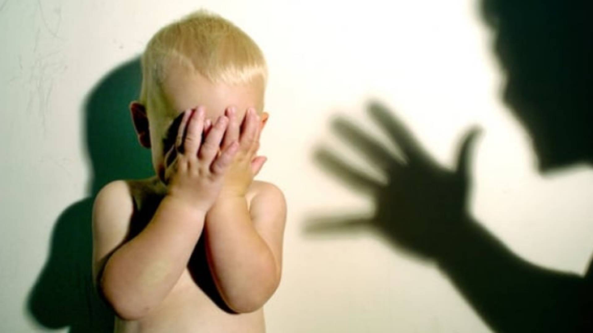 صورة تعبيرية لطفل يتعرض للتعنيف