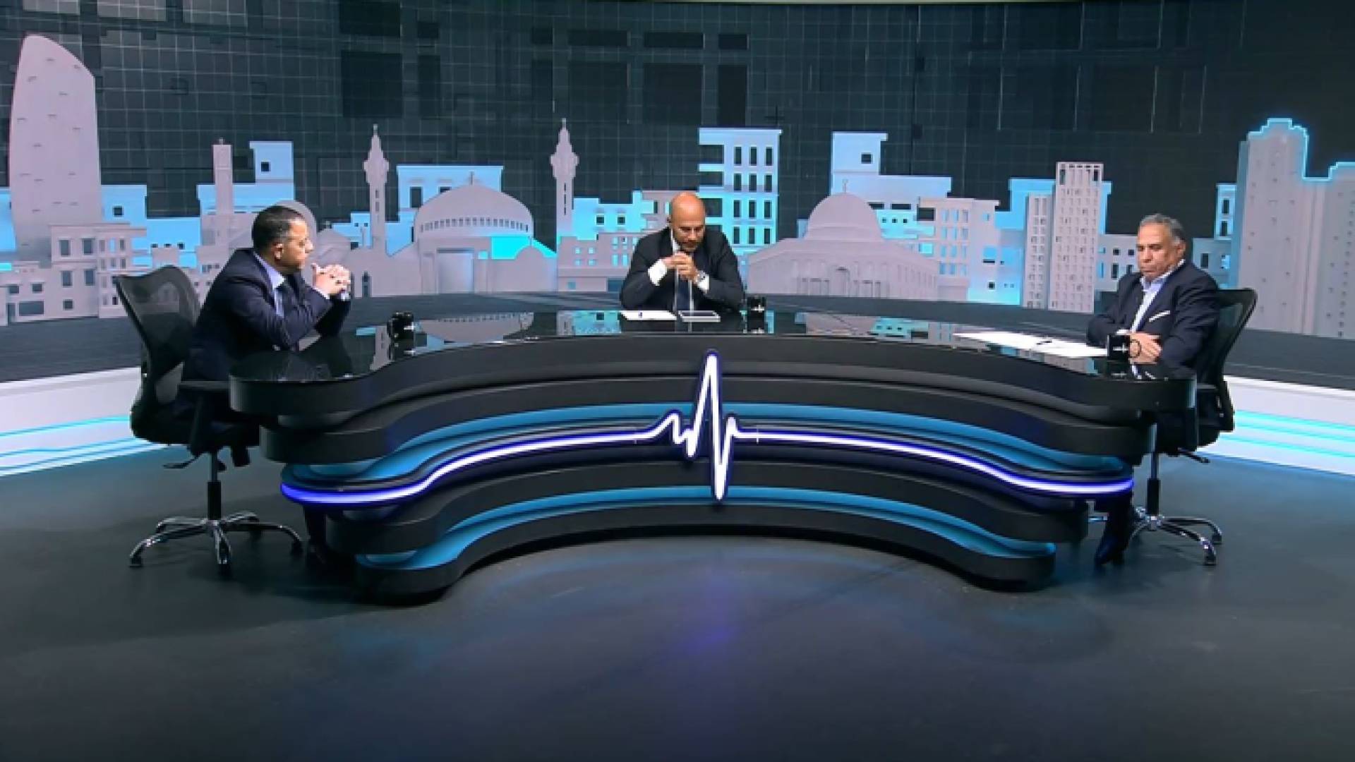 مراقب عام دائرة الشركات وائل العرموطي، وأستاذ القانون في الجامعة الأردنية فياض القضاة