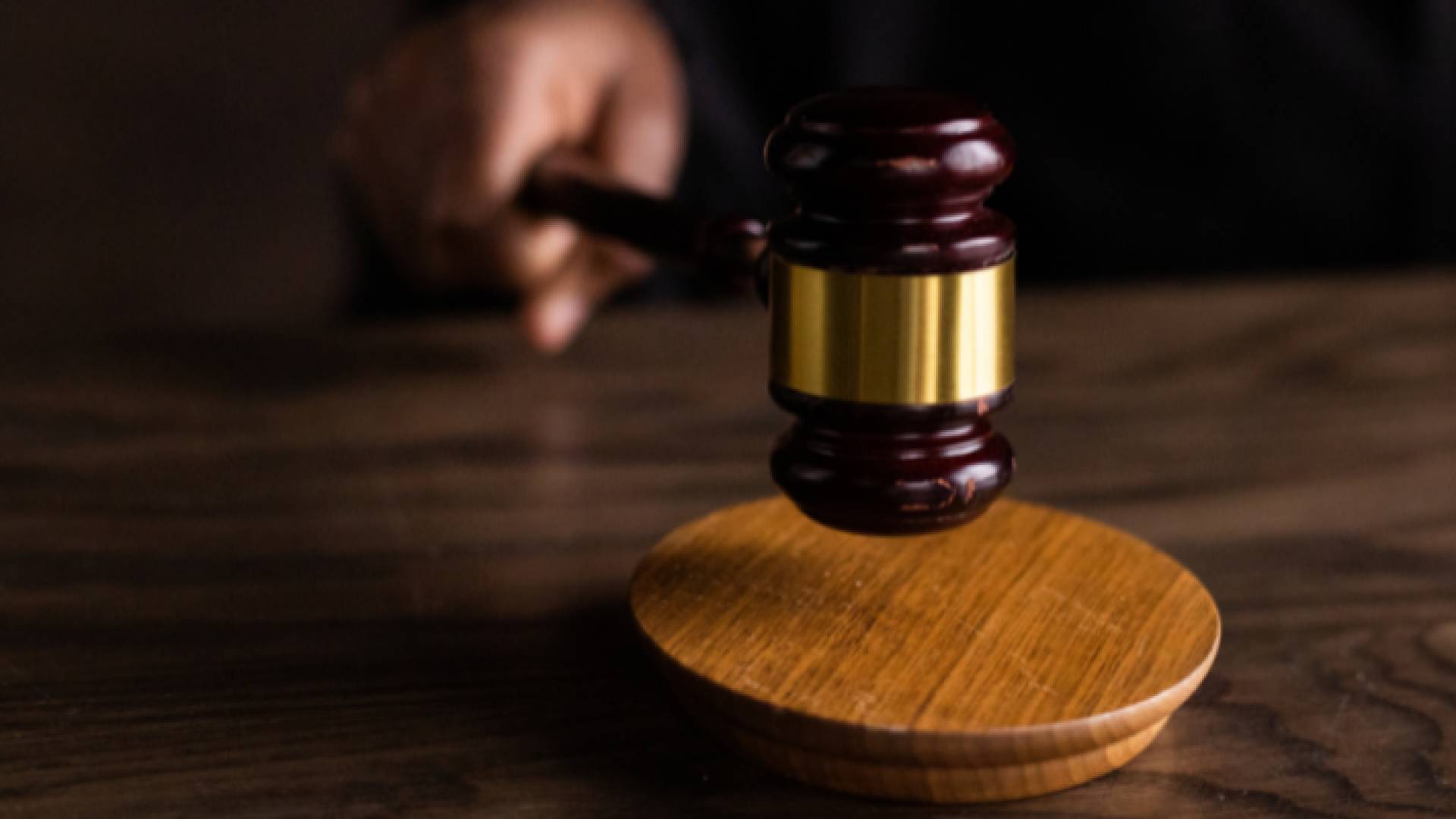 مطرقة قاض - تعبيرية