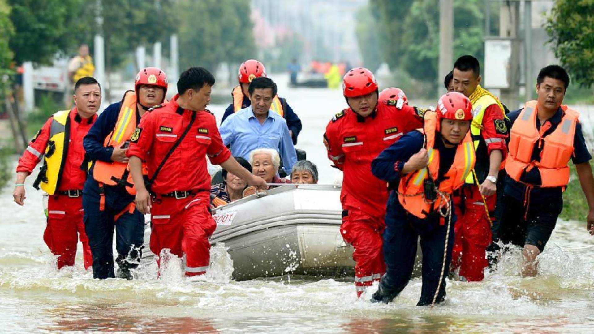 السلطات الصينية تجلي مواطنيها إثر فيضانات تجتاح البلاد