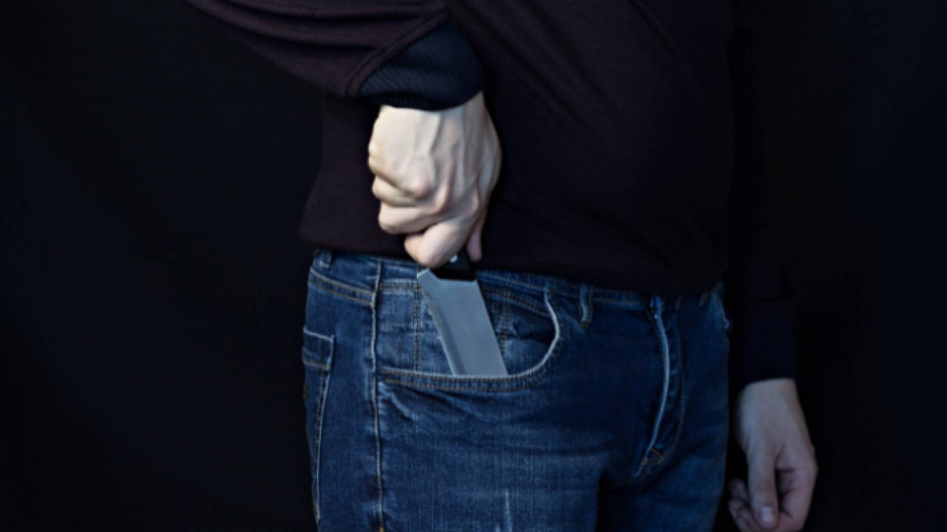 شخص يحمل سكين - تعبيرية