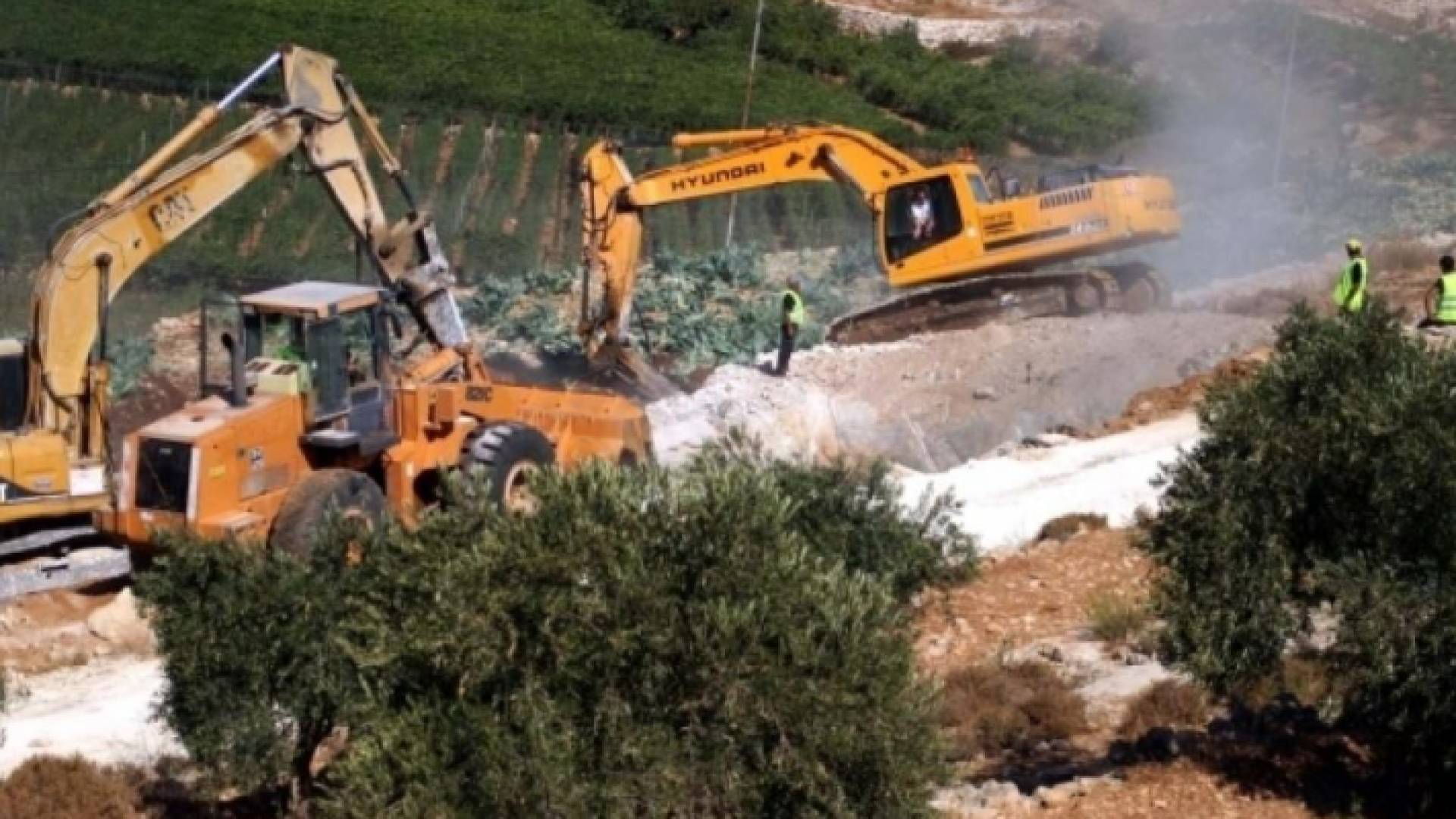يجرف الاحتلال عدة أراض فلسطينية