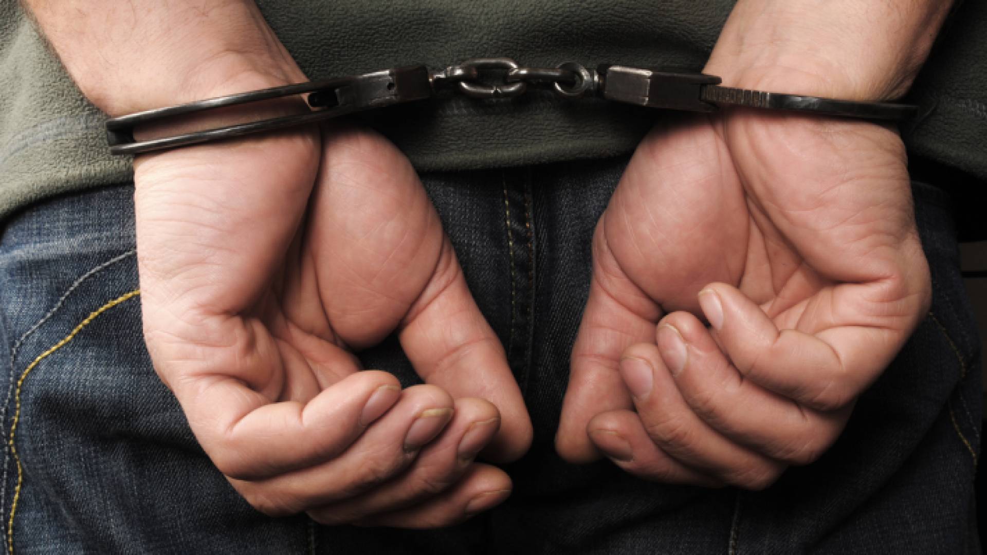 شخص مكبل اليدين