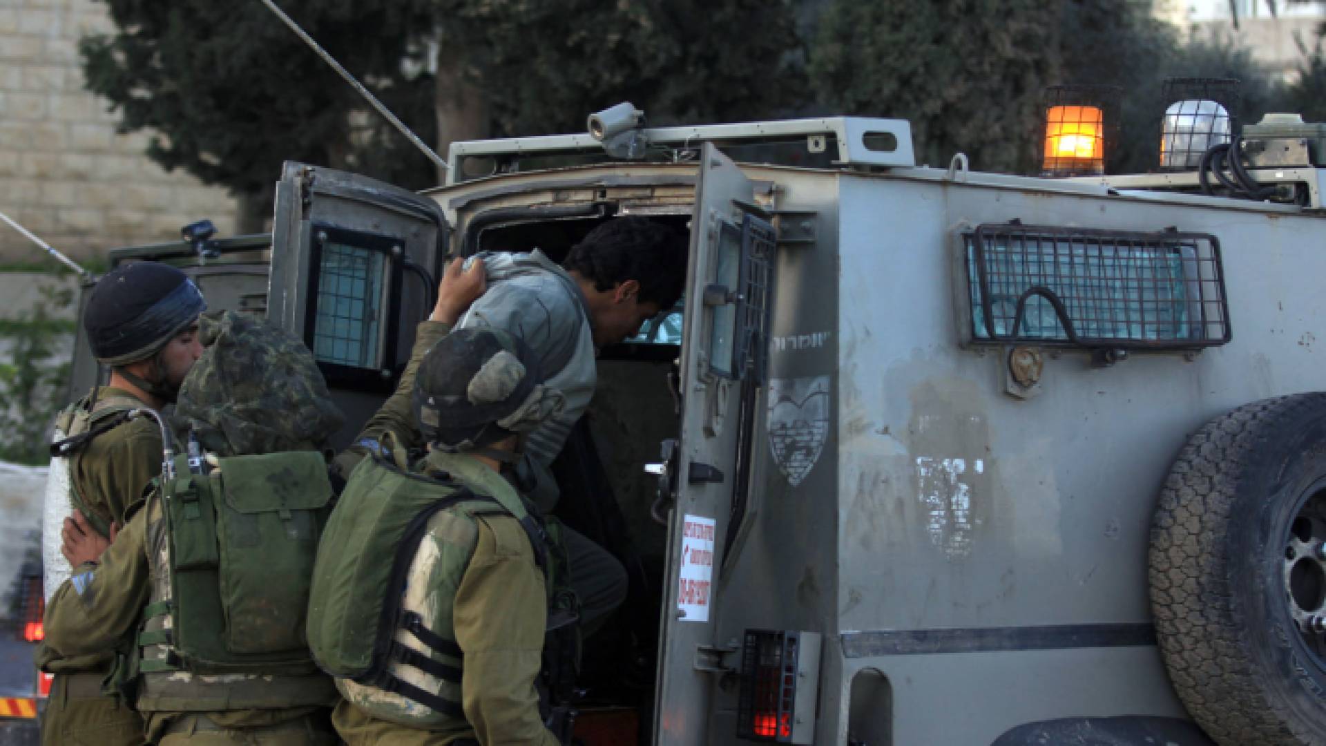 عناصر من الاحتلال تعتقل فلسطينيا