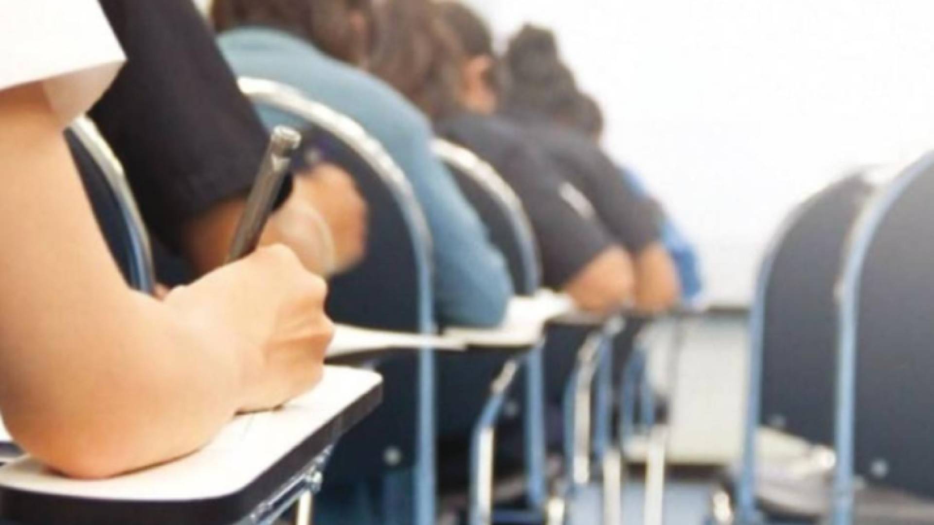 طلبة يؤدون امتحان