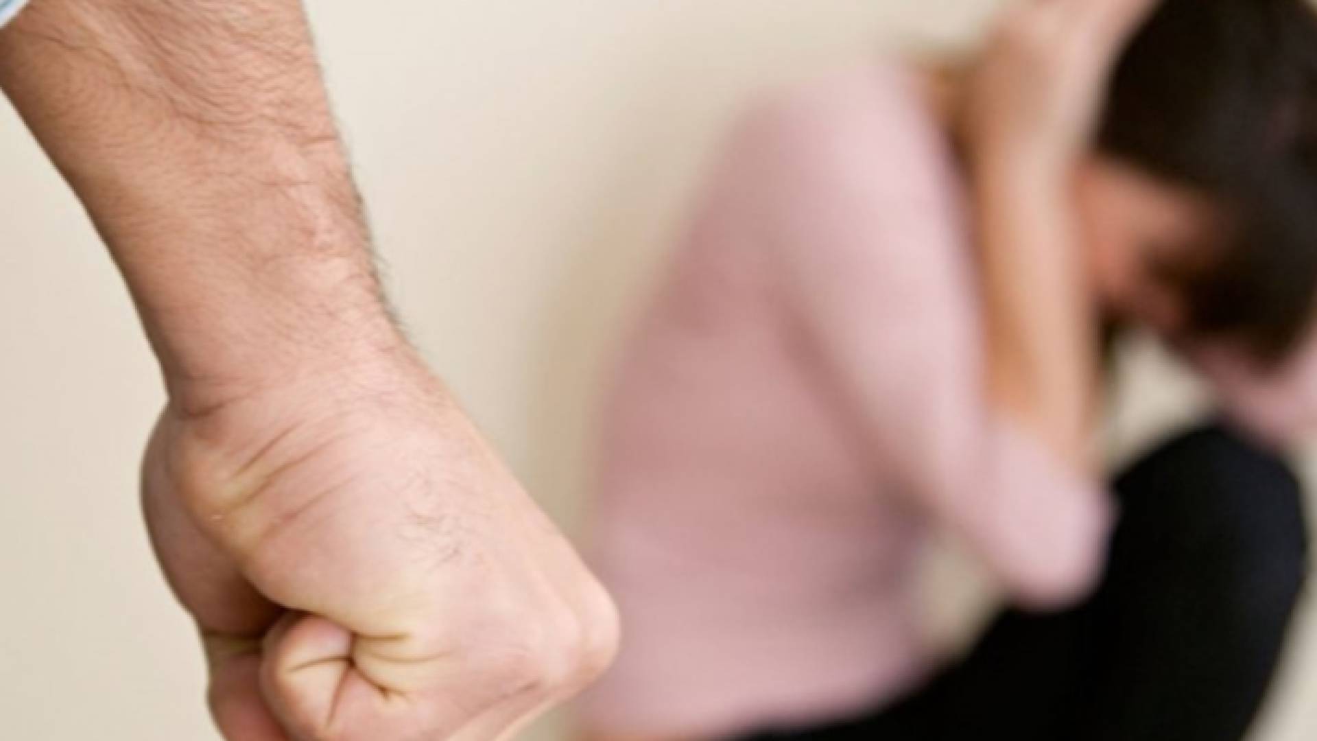 شخص يعنف سيدة "أرشيفية"