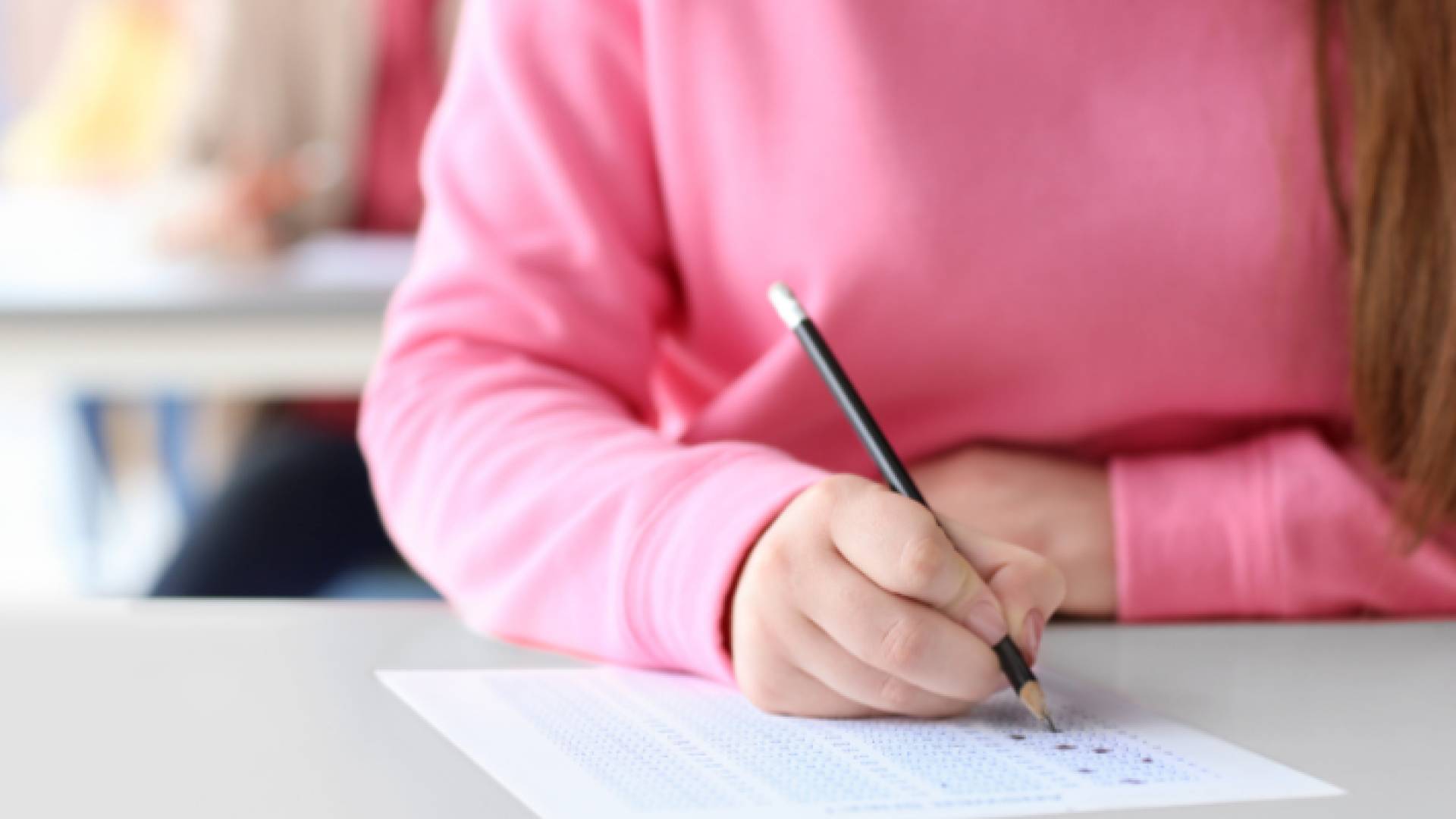 طالبة تقدم امتحان - تعبيرية