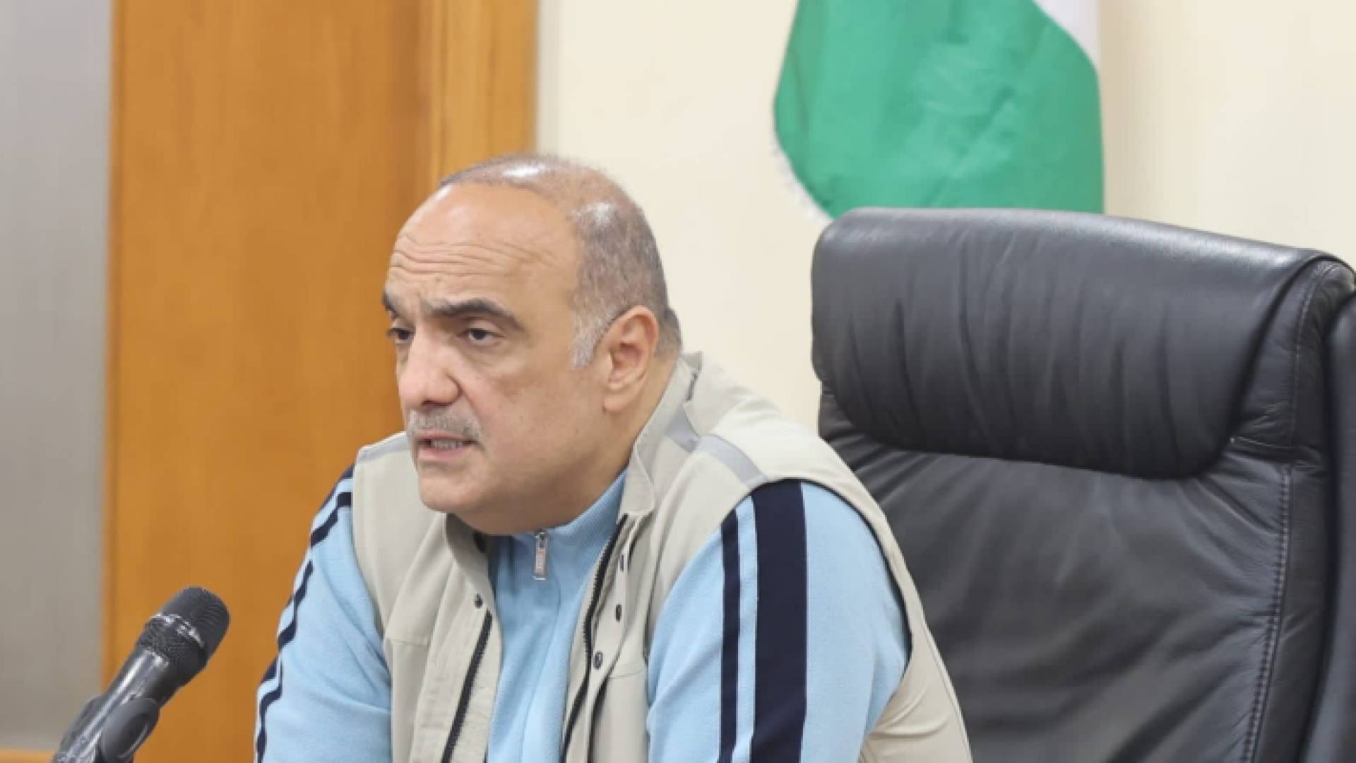 رئيس الوزراء بشر الخصاونة أثناء لقائه مع مسؤولين في العقبة