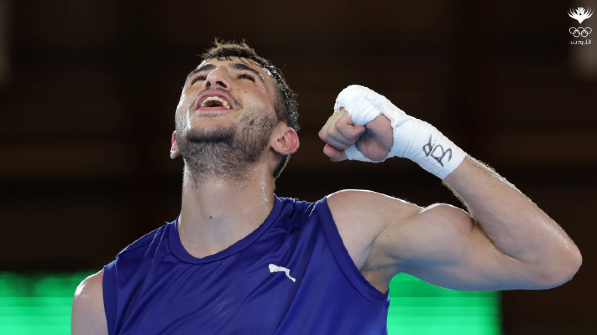 احتفال لاعب المنتخب الوطني أبو جاجة بميدالية ذهبية