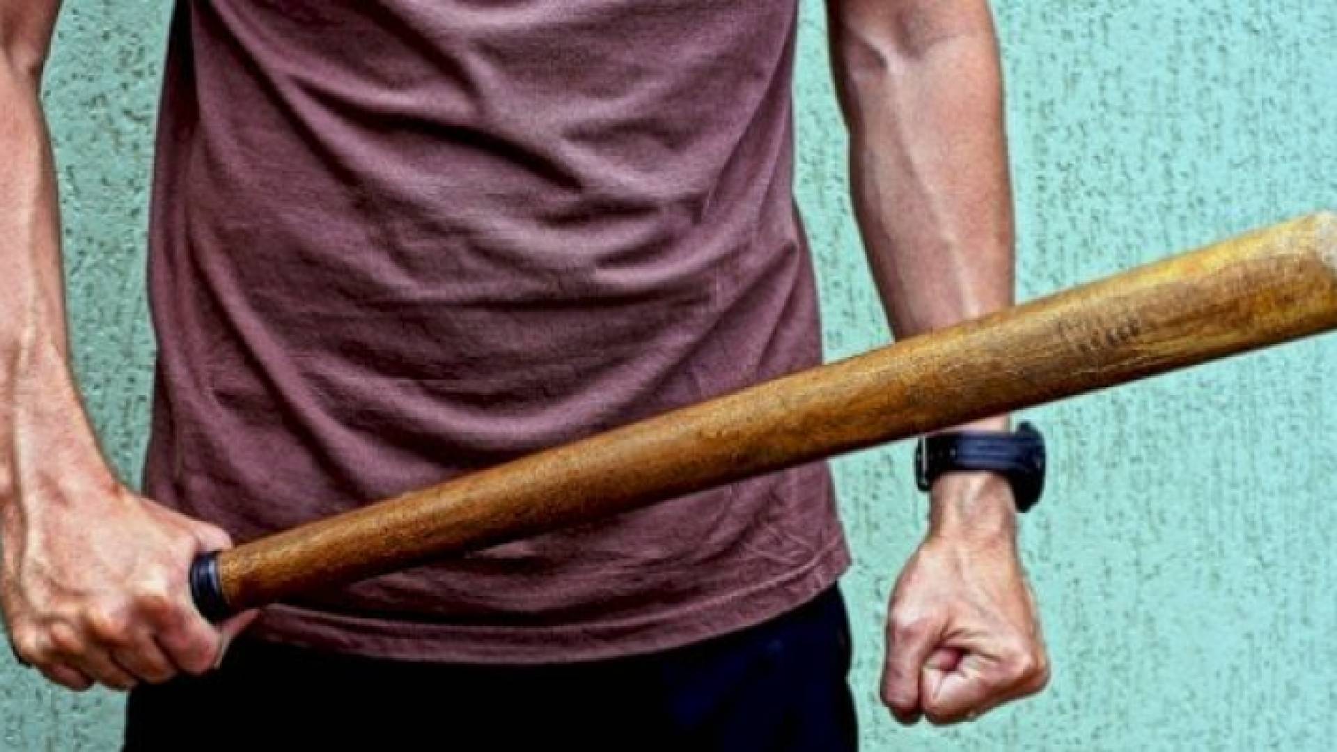 تعبيرية لشخص يحمل هراوة