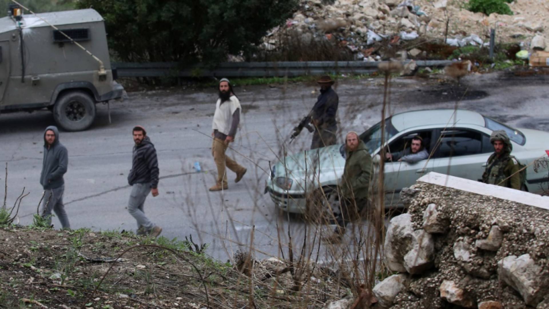 مستوطنون في إحدى البلدات الفلسطينية