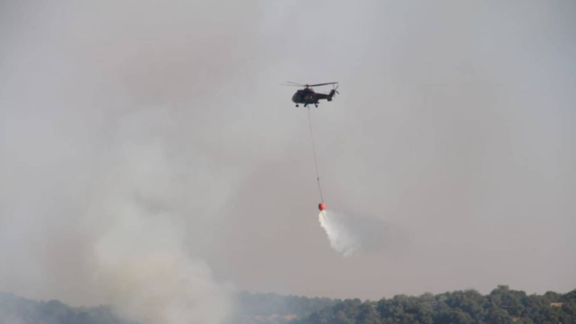 طائرة تقوم بإخماد الحرائق