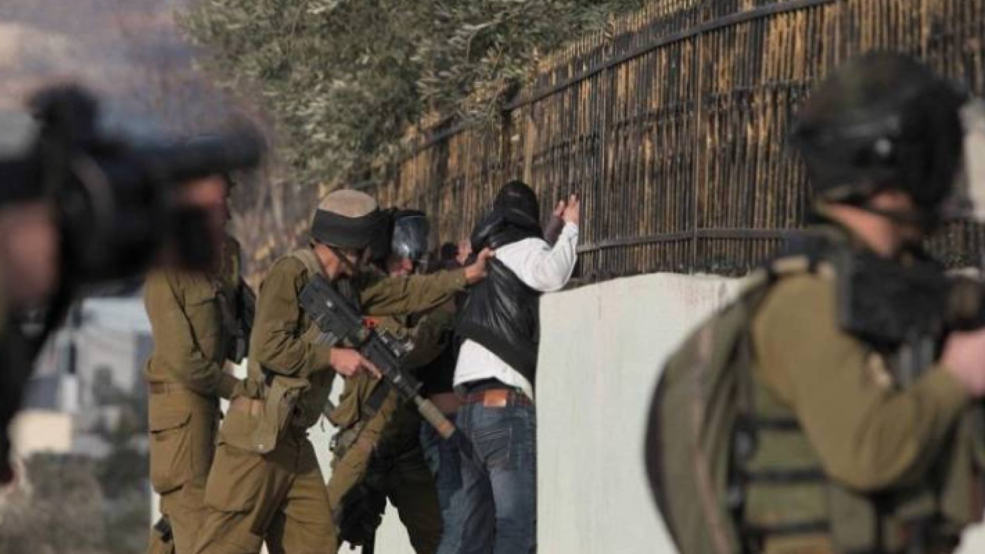 قوات الاحتلال خلال اعتقال شاب فلسطيني "أرشيفية"