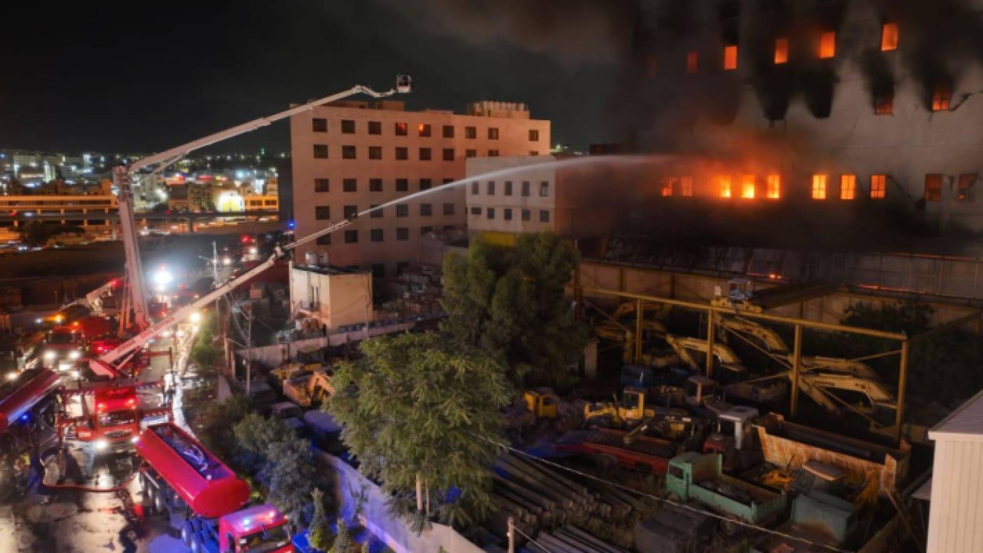 جانب من حريق مصنع الاسفنج في عمان