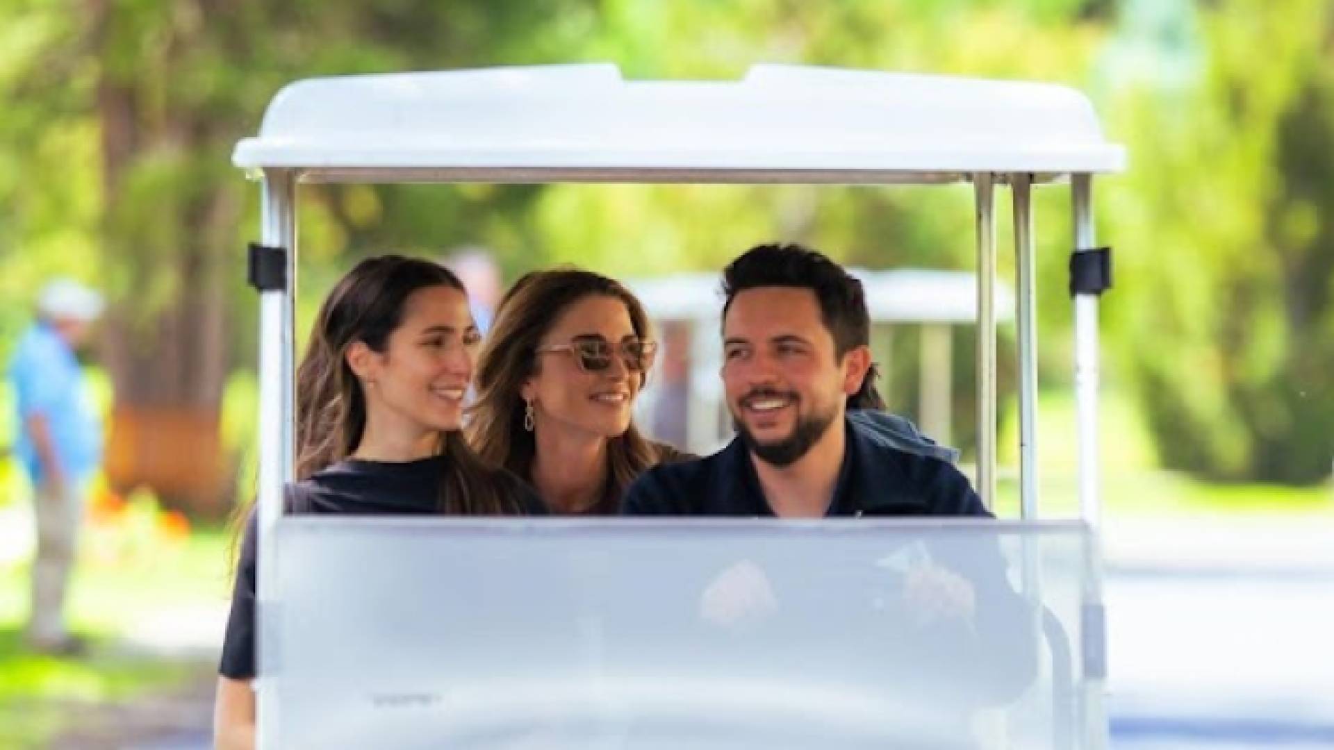 الملكة رانيا وولي العهد والأميرة رجوة الحسين