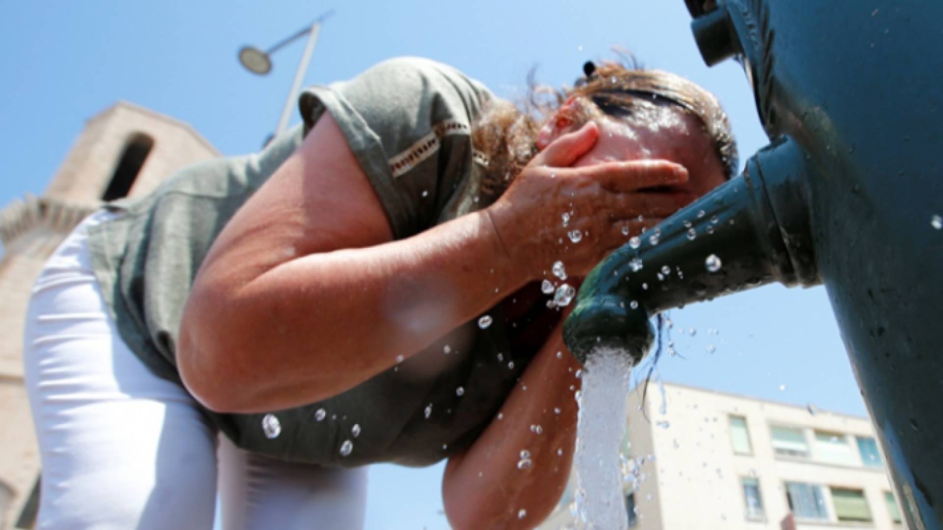 أمريكية تغسل وجهها بسبب ارتفاع درجات الحرارة