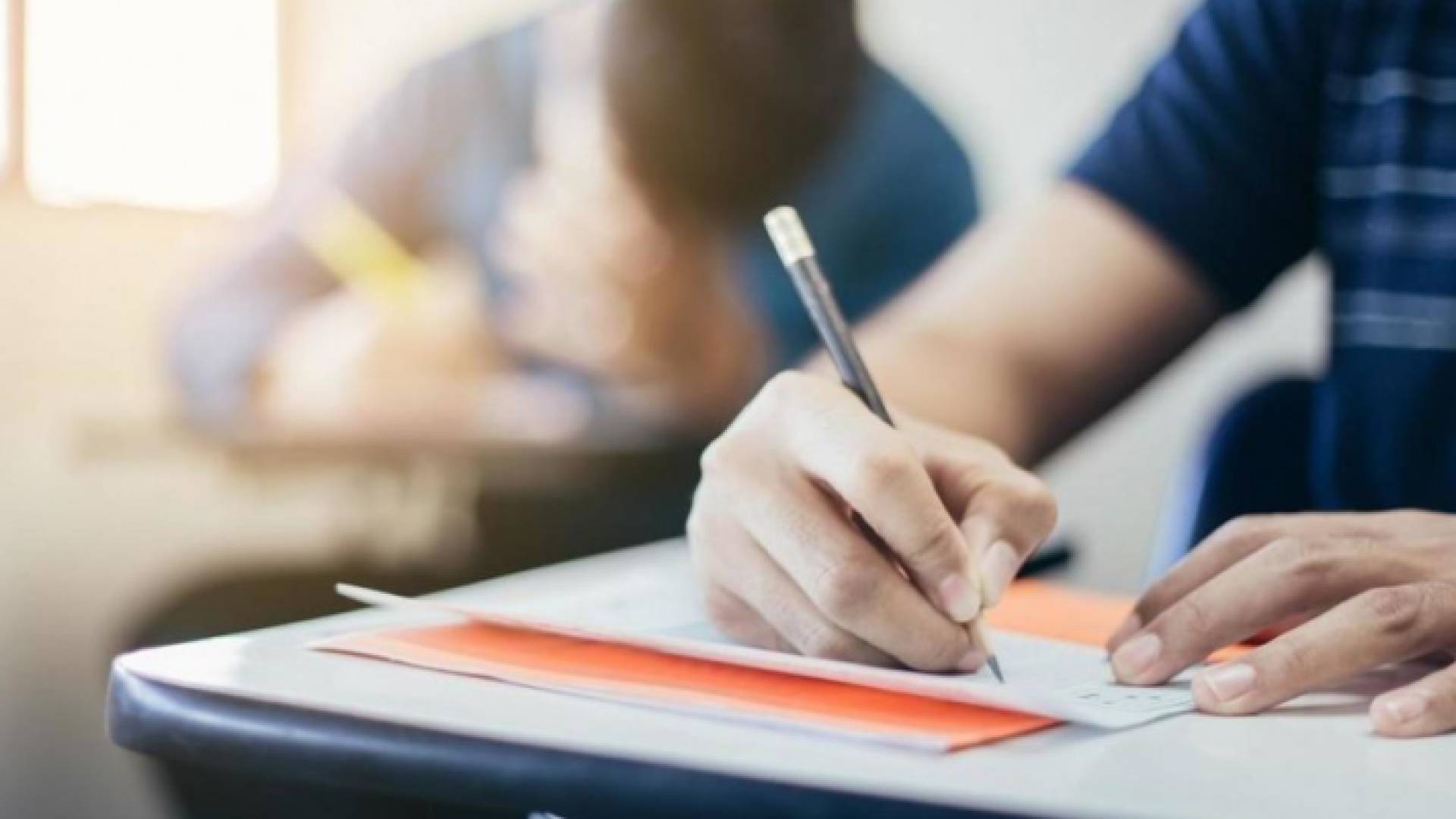 طالب يؤدي الامتحان