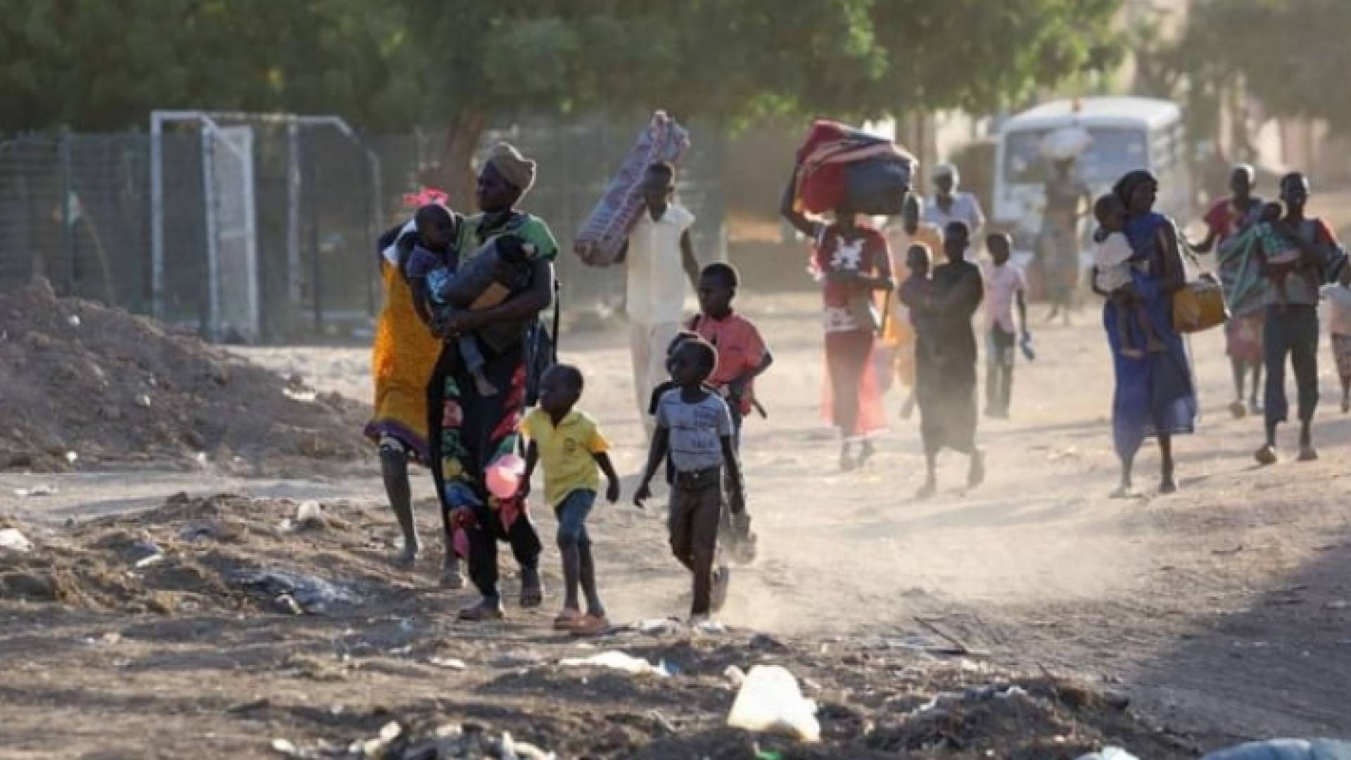 سودانيون يتركون منازلهم جراء الصراع