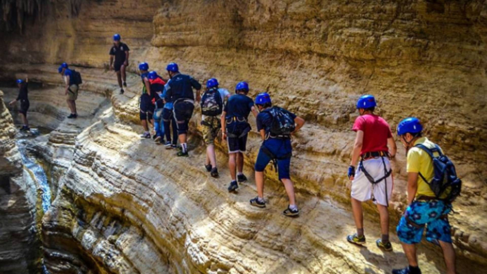 أشخاص يسيرون يمارسون سياحة المغامرة على الجبال