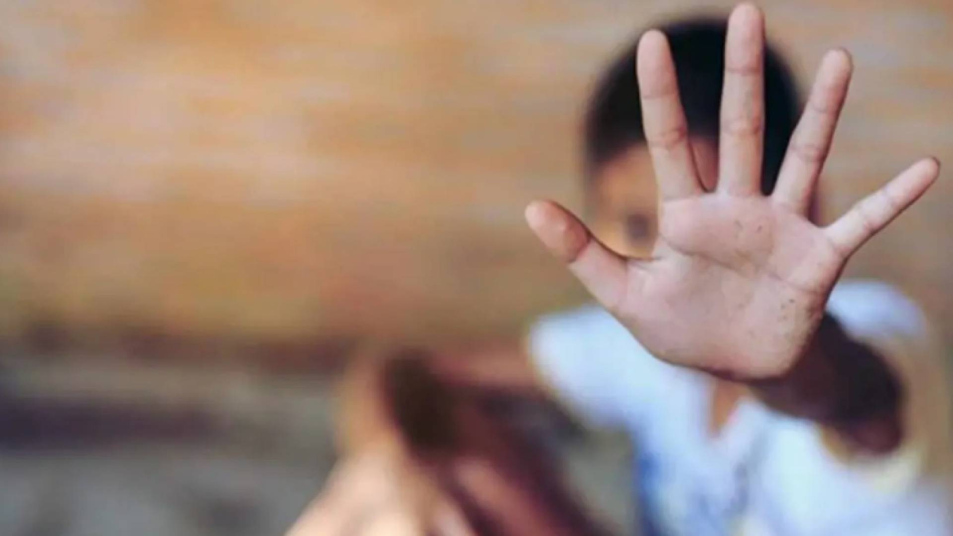 طفل يحمي نفسه من العنف "تعبيرية"