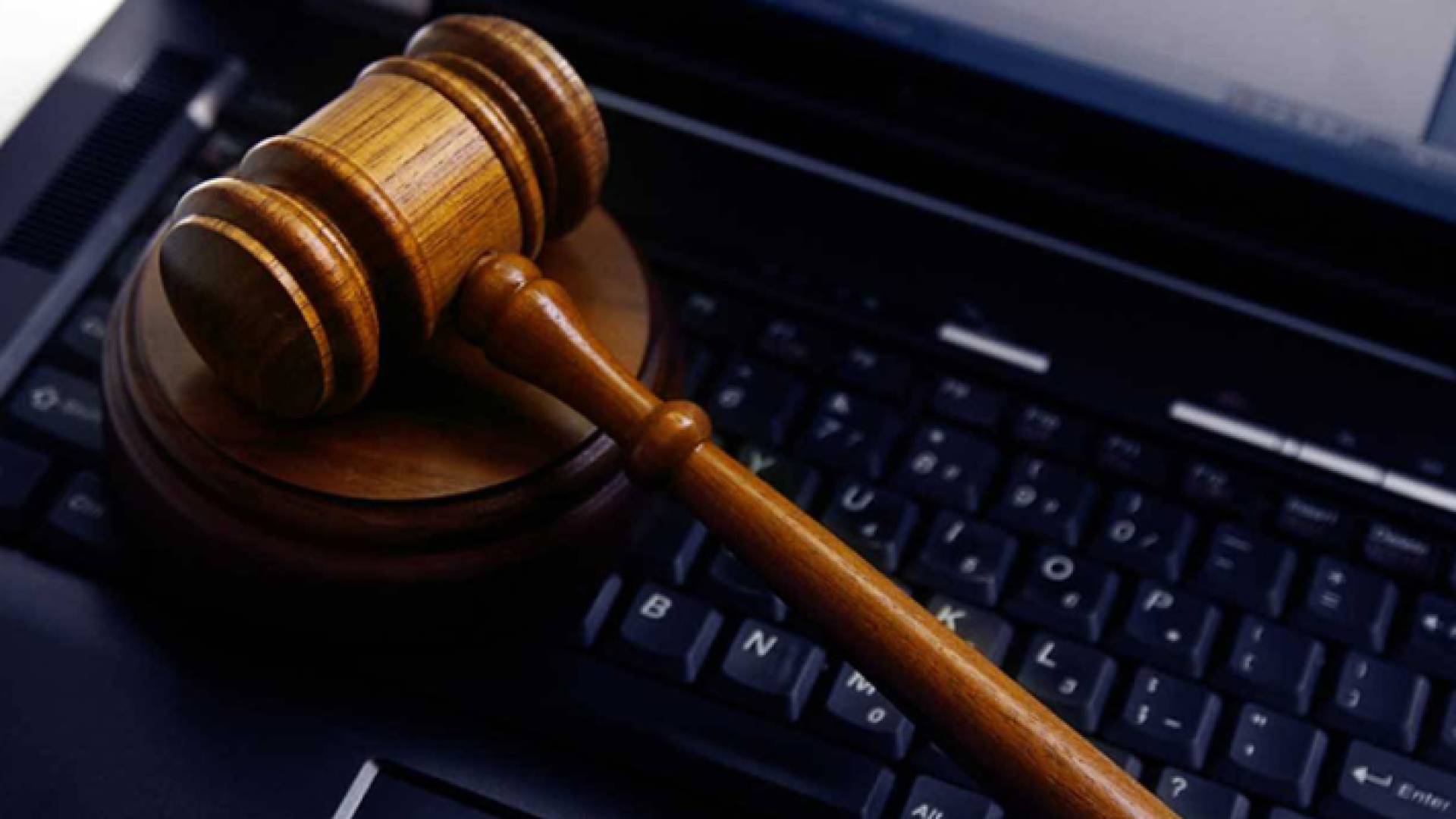 مطرقة قاض وجهاز كمبيوتر "تعبيرية"