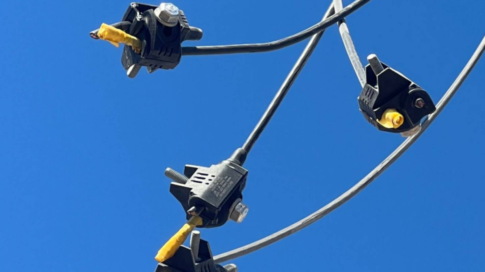 اعتداء على كوابل المصنع