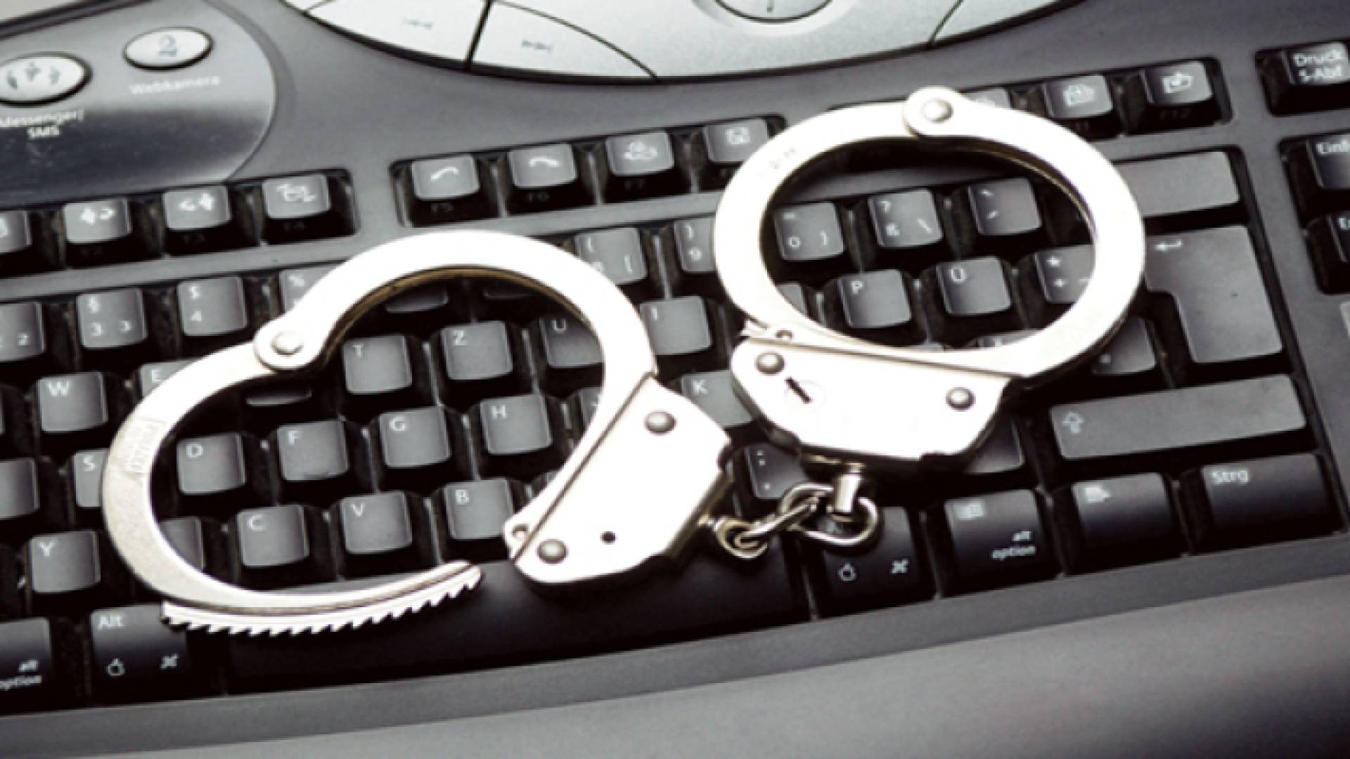 جهاز كمبيوتر وأصفاد