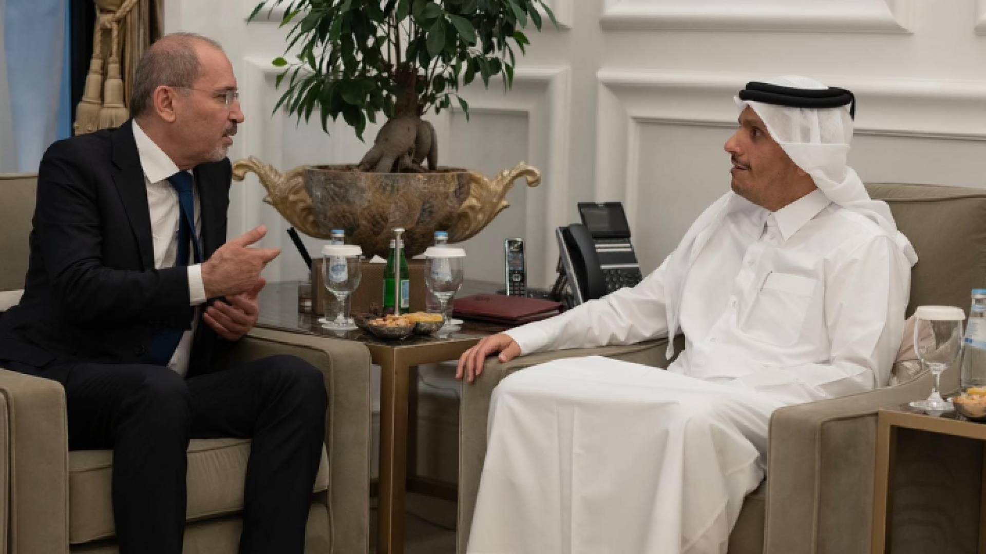 وزير الخارجية أيمن الصفدي ونظيره القطري الشيخ محمد بن عبد الرحمن