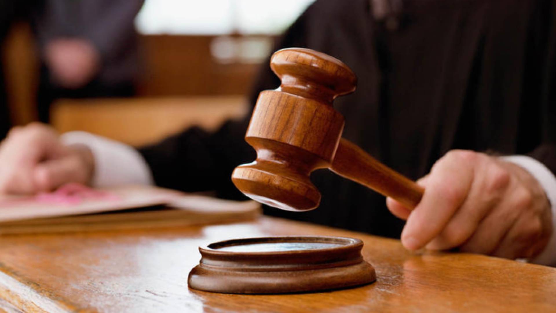 مطرقة قاض وسندان - تعبيرية