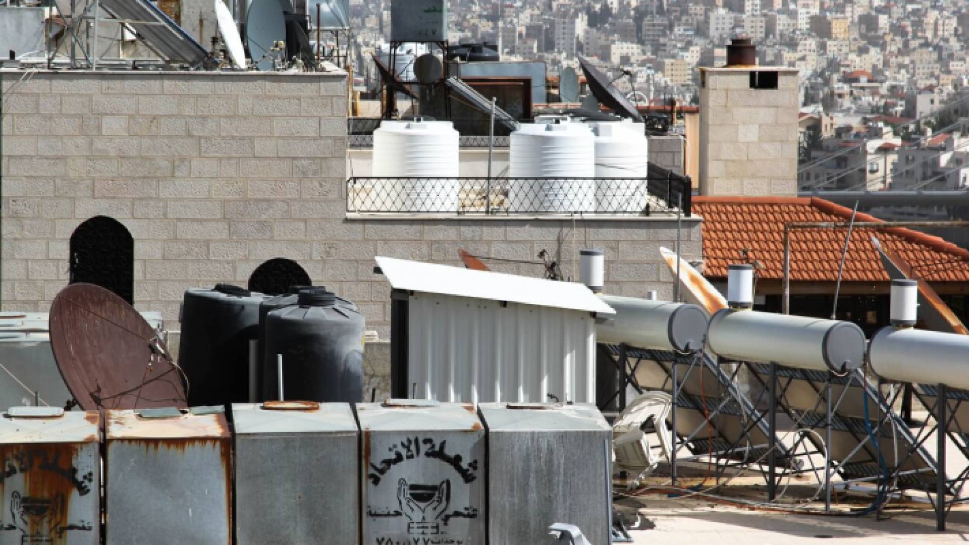 خزانات مياه بأحد البيوت الأردنية