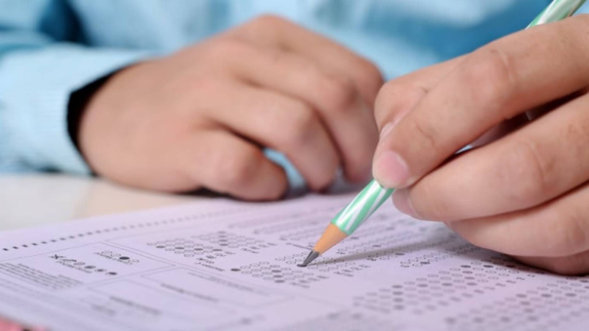 طالب يؤدي الامتحان