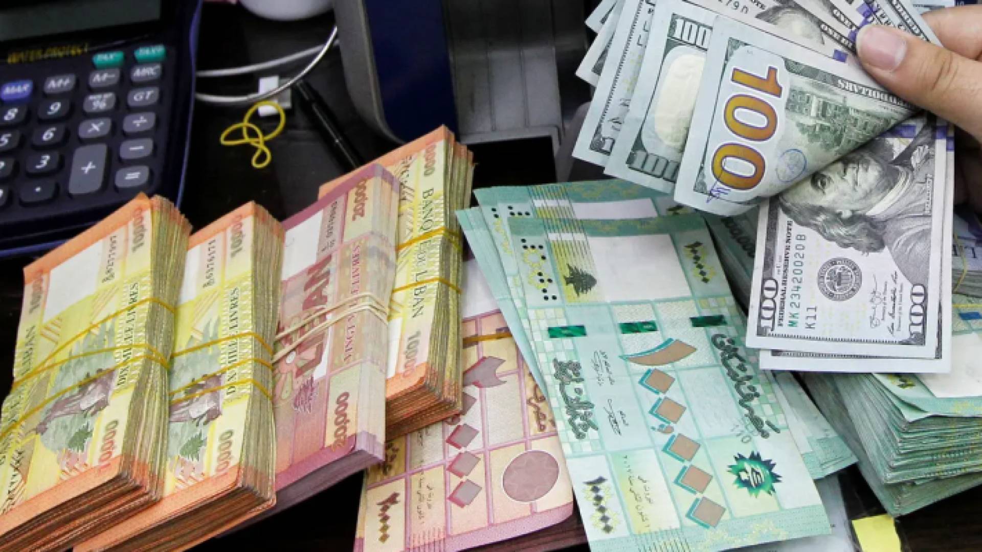 أوراق نقد لبنانية ودولار أمريكي