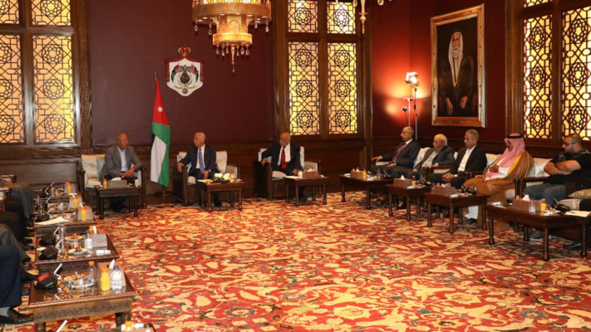 رئيس الديوان الملكي خلال لقائه وجهاء عشيرة النعيم وحي الطفايلة