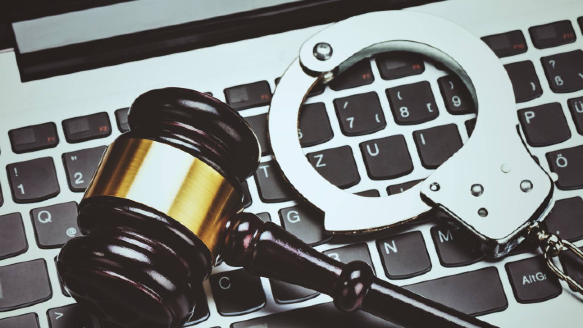 أصفاد وجهاز كمبيوتر