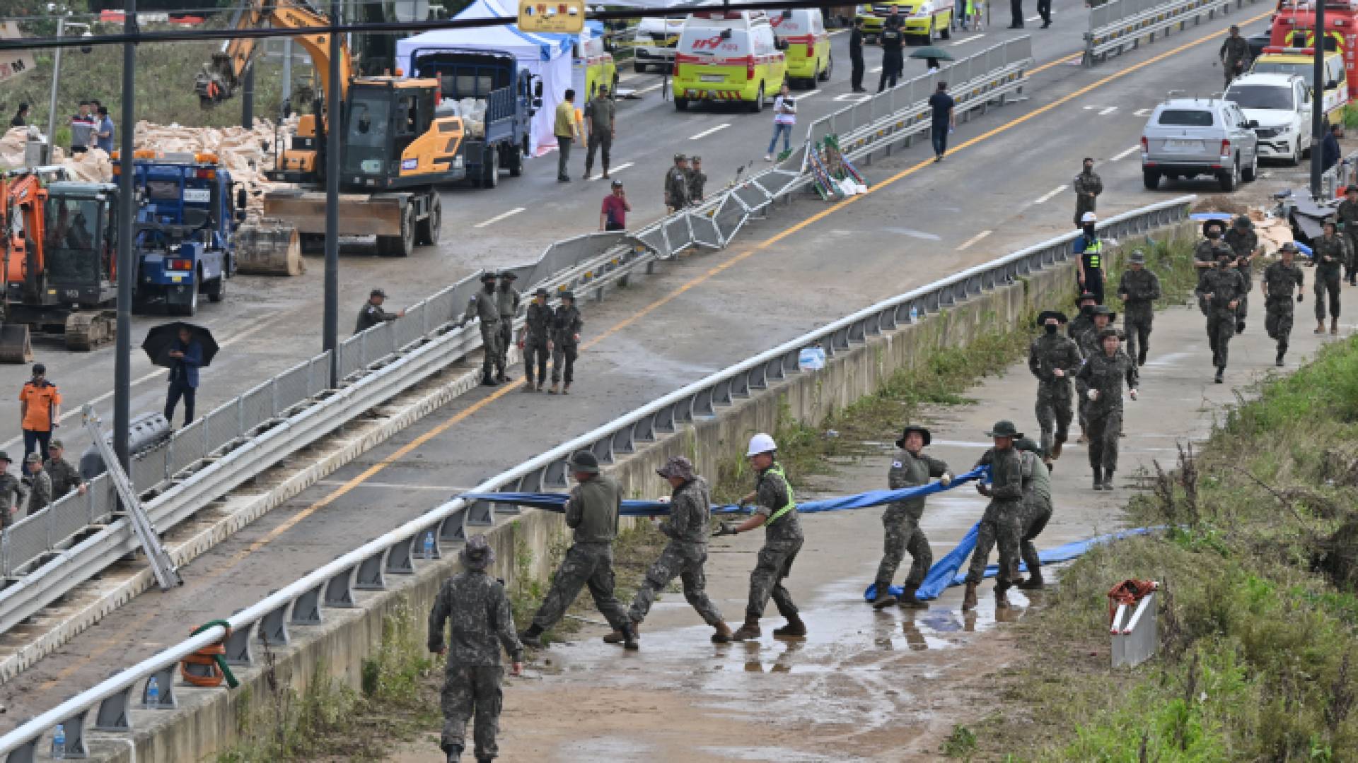 فرق الإنقاذ أثناء عمليات المساعدة