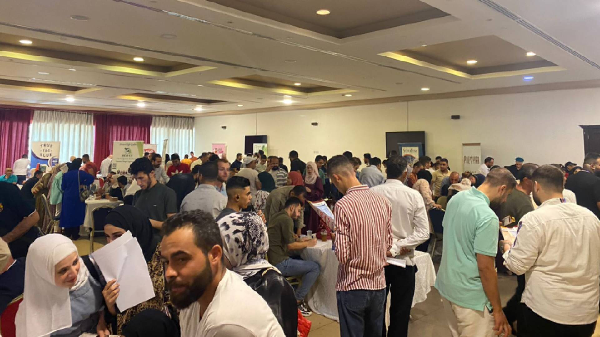 مئات الشبان الباحثين عن عمل