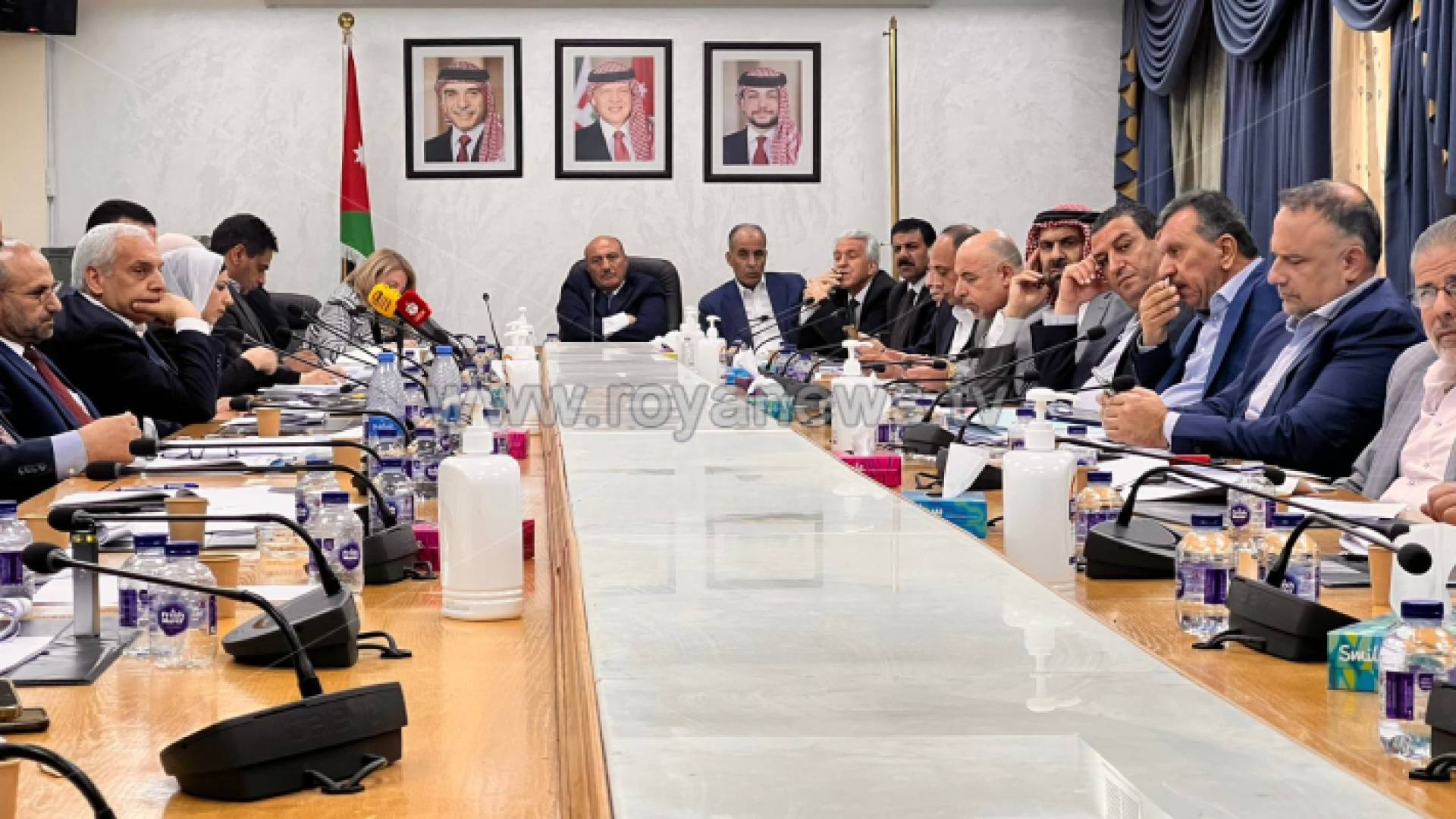 جانب من اجتماع اللجنة القانونية النيابية برئاسة الدكتور غازي الذنيبات