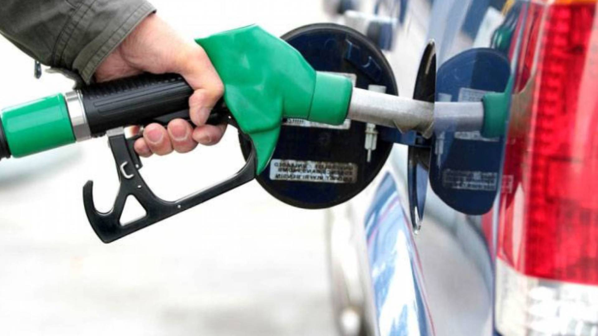 شخص يعبئ مركبته