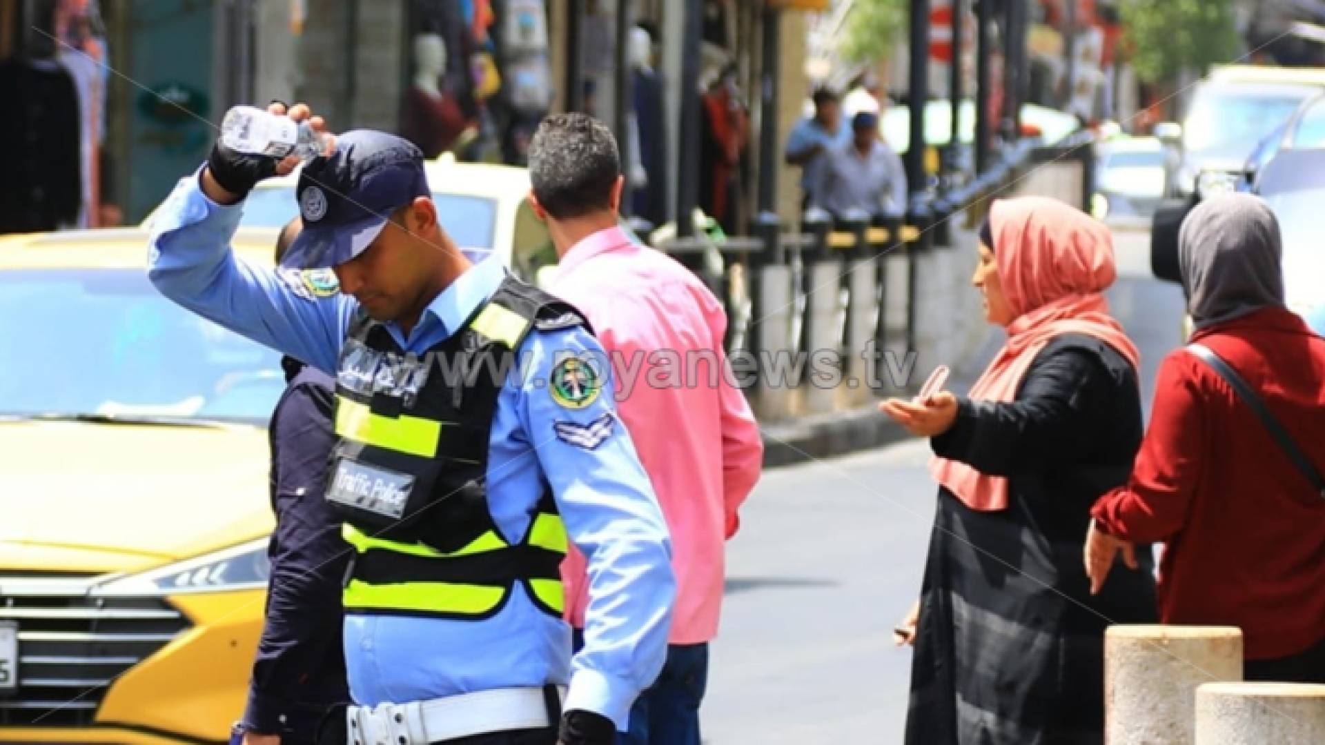 شرطي سير في عمان في ظل ارتفاع درجات الحرارة