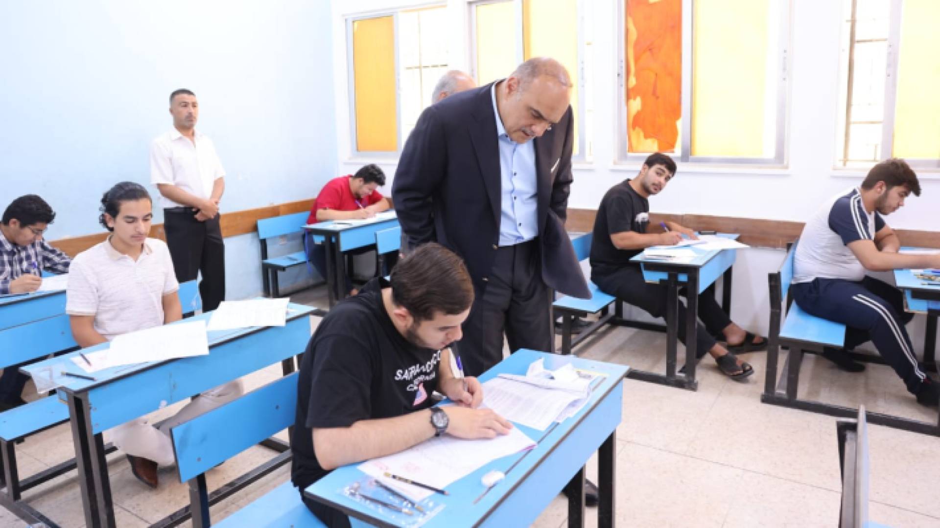 الخصاونة يتفقد سير امتحانات "التوجيهي" في المفرق