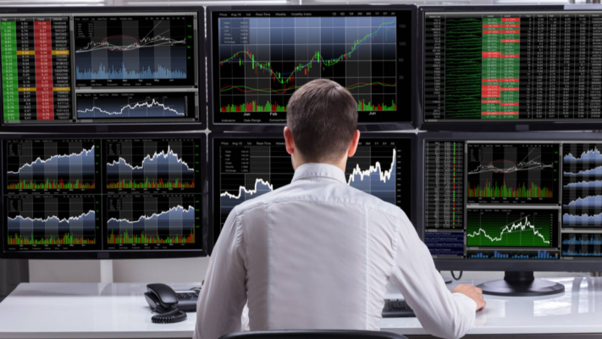 شخص أمام شخص ينظر في لوحة التداول