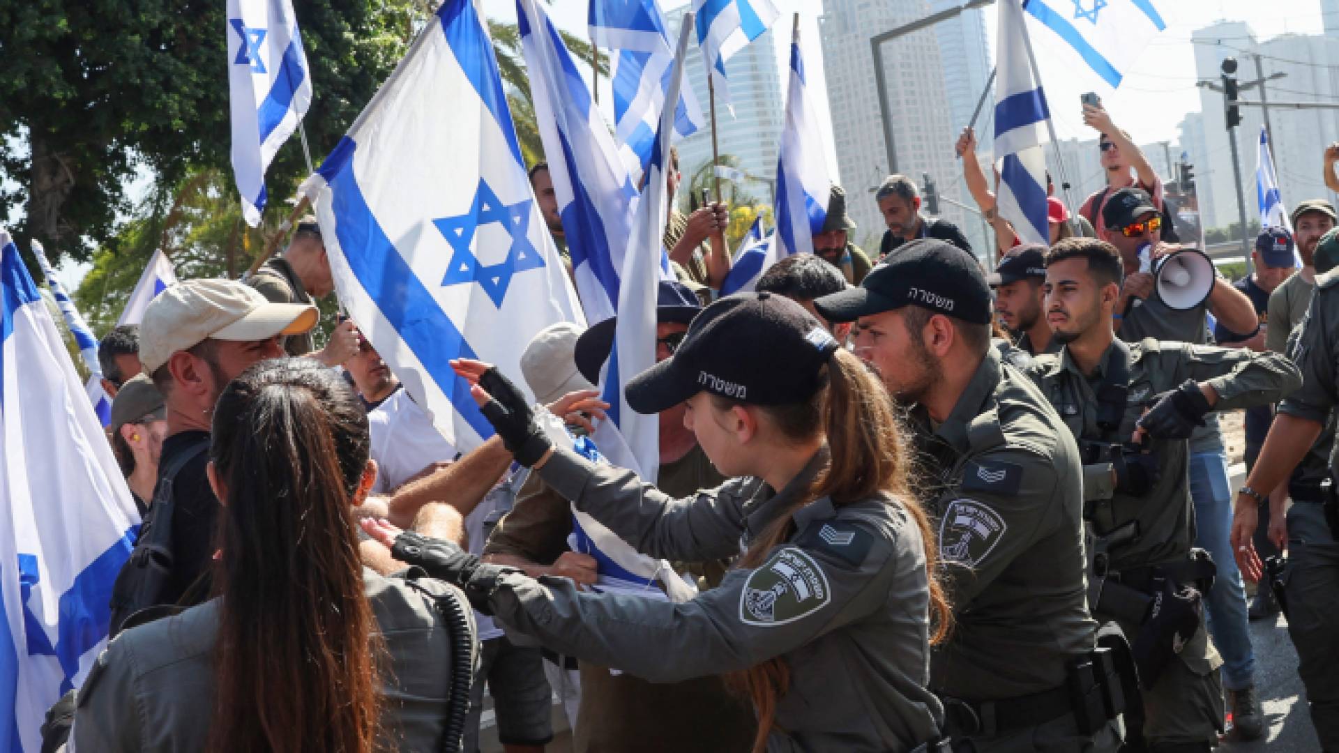 شرطة الاحتلال تتعامل مع متظاهرين في أحد شوارع تل أبيب