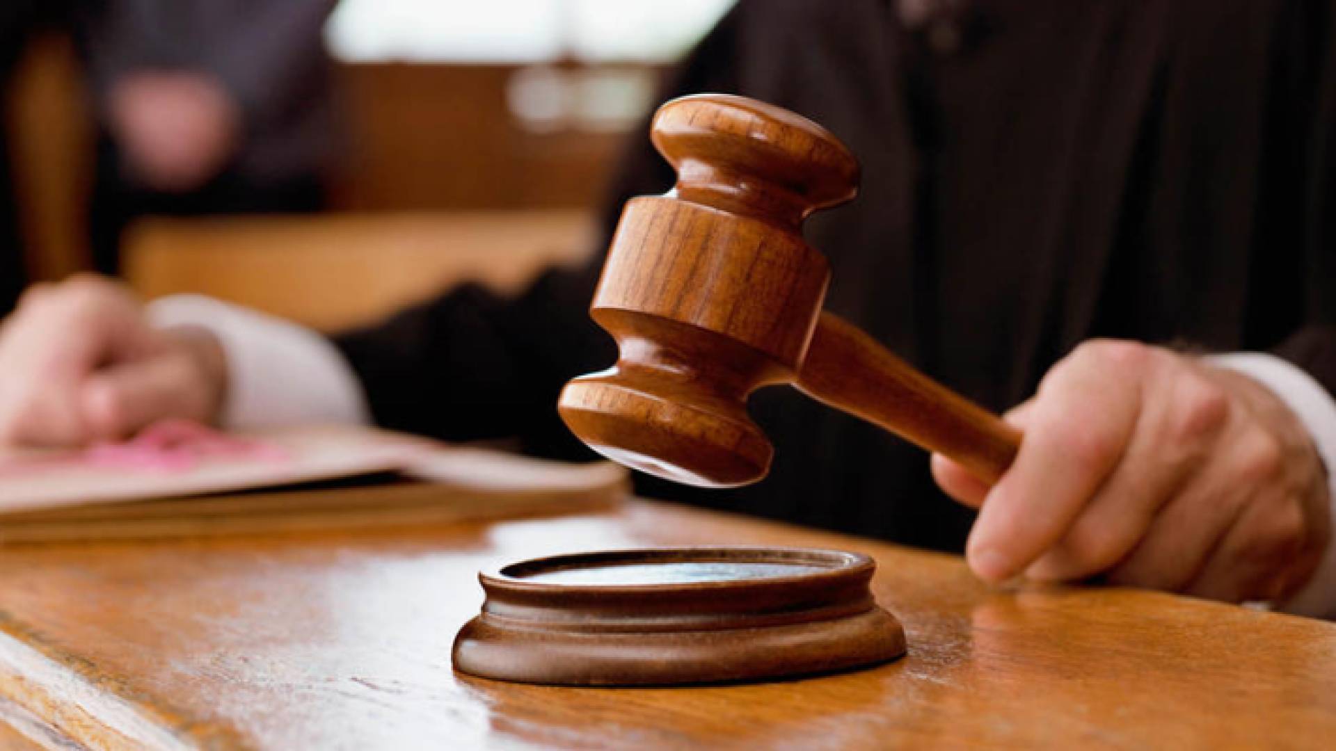 مطرقة قاض وسندان - تعبيرية